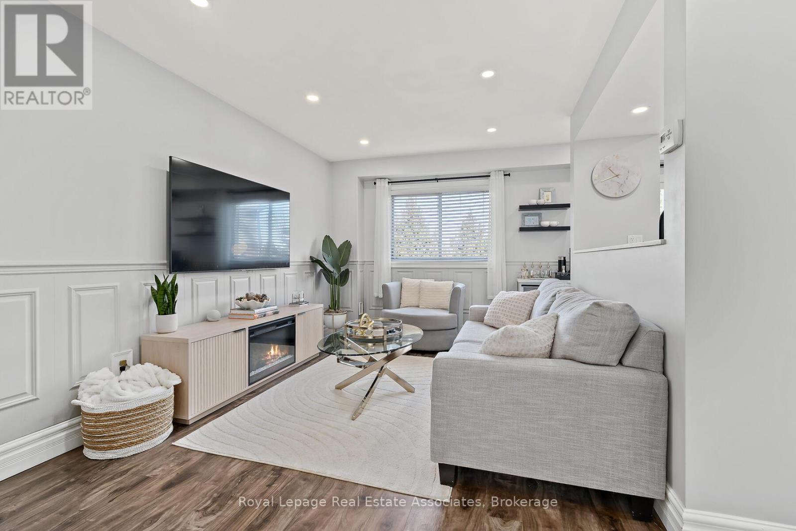 19 Stewart Maclaren Road, Halton Hills, Ontario  L7G 5L8 - Photo 7 - W12765220