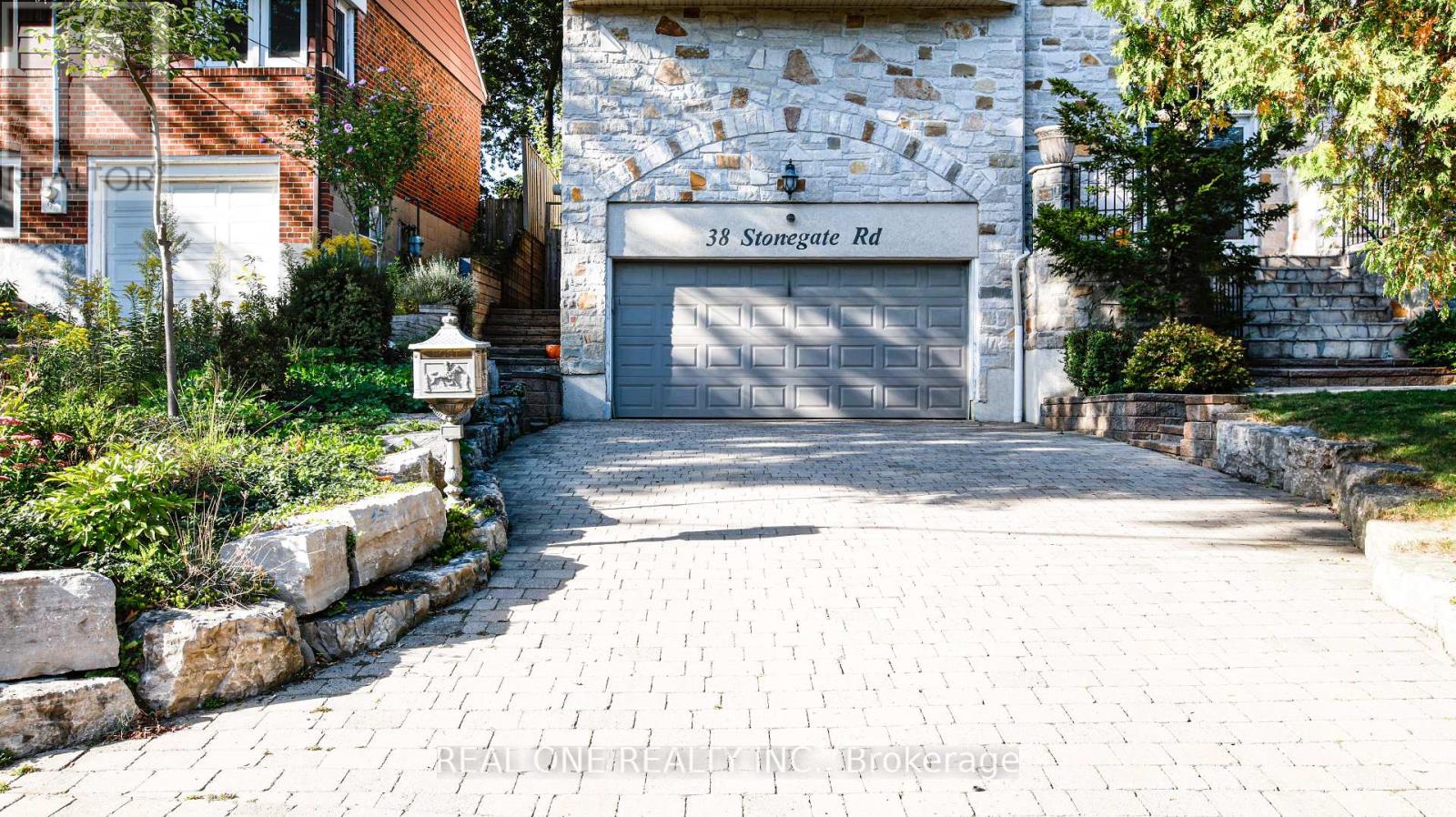 38 Stonegate Road, Toronto, Ontario  M8Y 1V5 - Photo 4 - W12765224