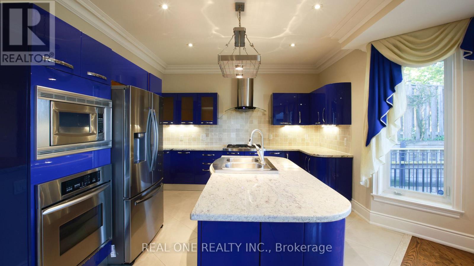 38 Stonegate Road, Toronto, Ontario  M8Y 1V5 - Photo 5 - W12765224