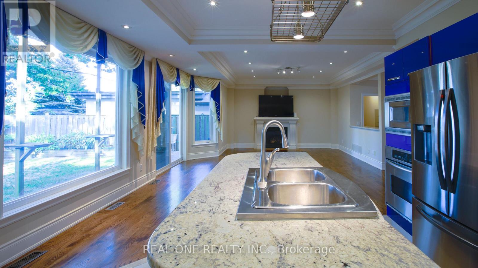 38 Stonegate Road, Toronto, Ontario  M8Y 1V5 - Photo 8 - W12765224