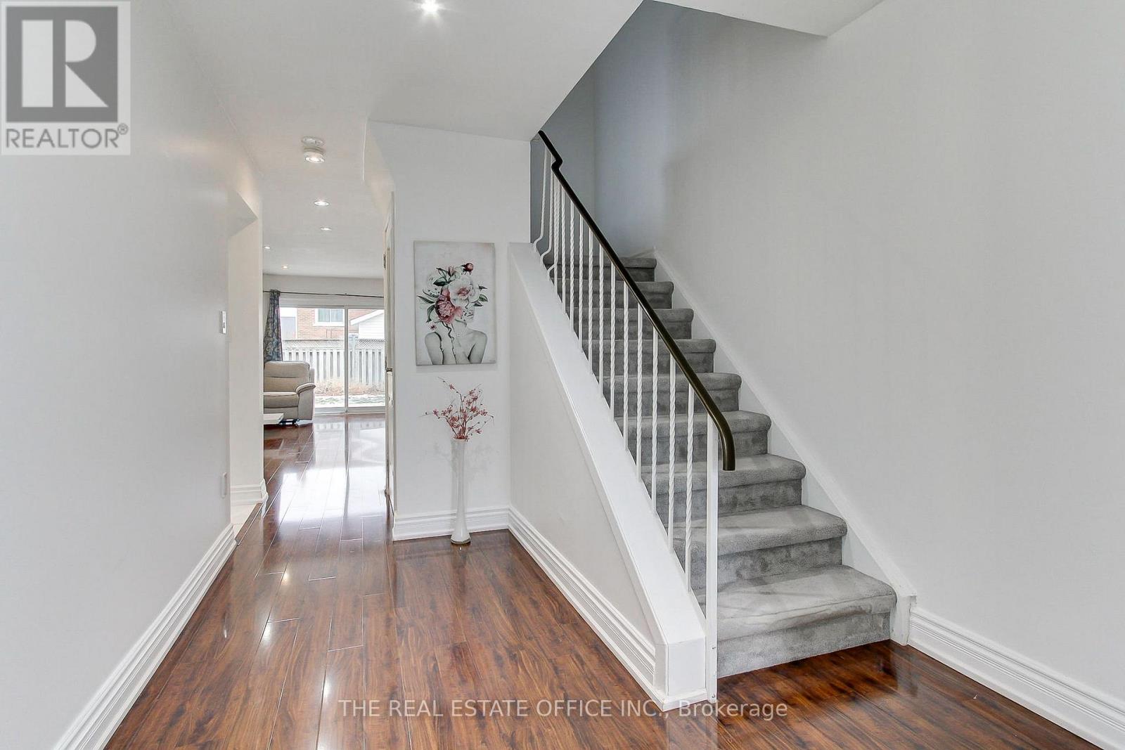 62 Radford Drive, Brampton, Ontario  L6V 2Y9 - Photo 4 - W12765262