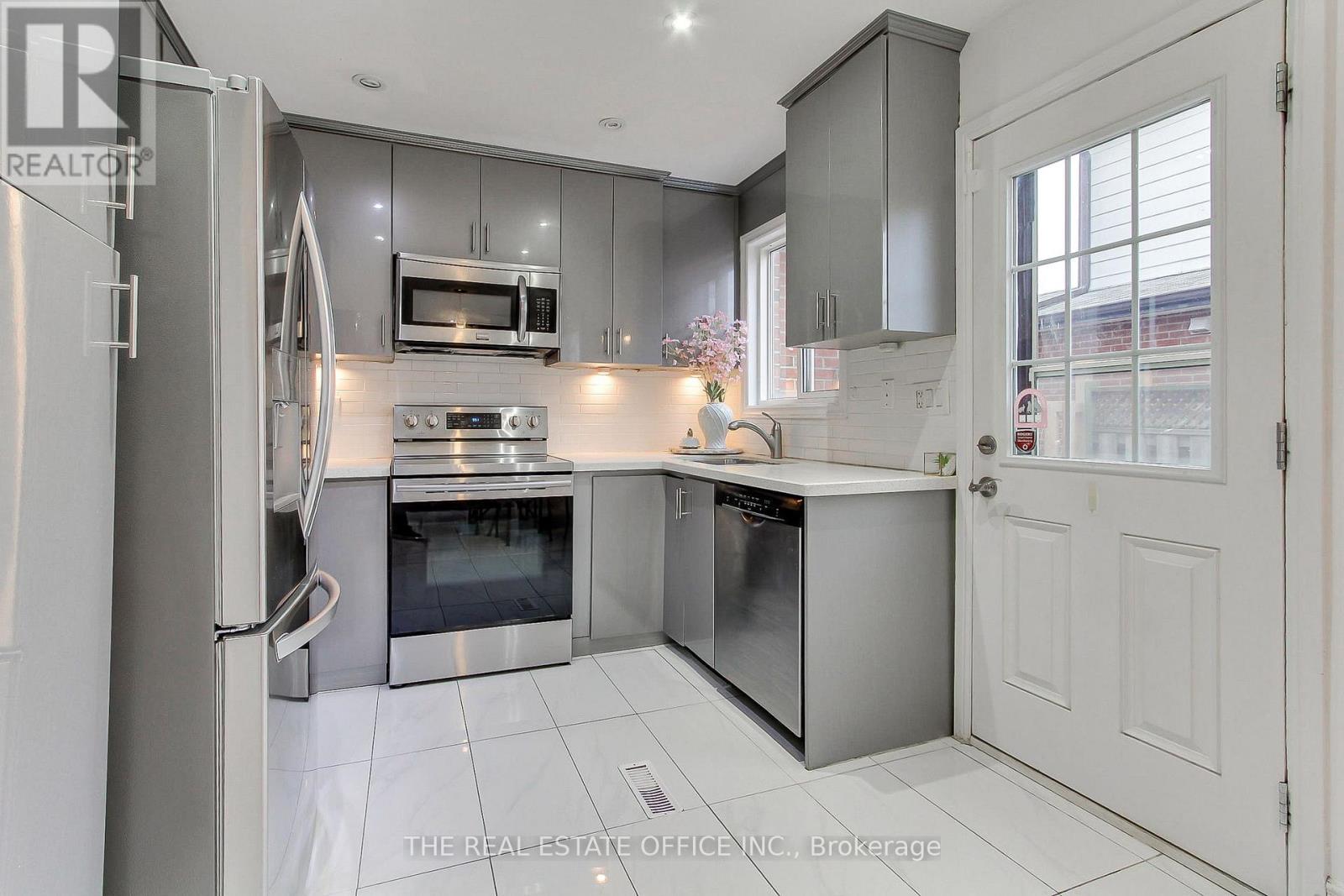 62 Radford Drive, Brampton, Ontario  L6V 2Y9 - Photo 5 - W12765262