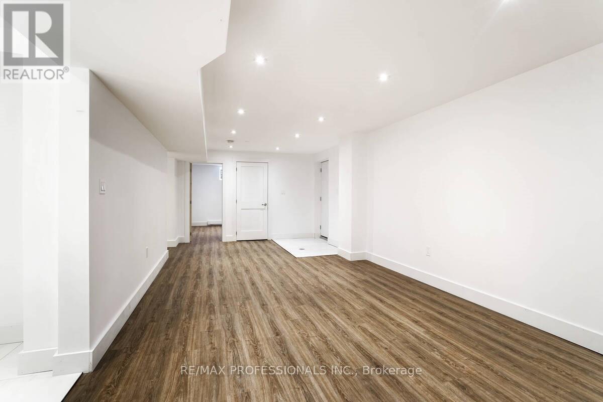 Lower - 7 Vancho Crescent S, Toronto, Ontario  M9A 4Z1 - Photo 2 - W12765368