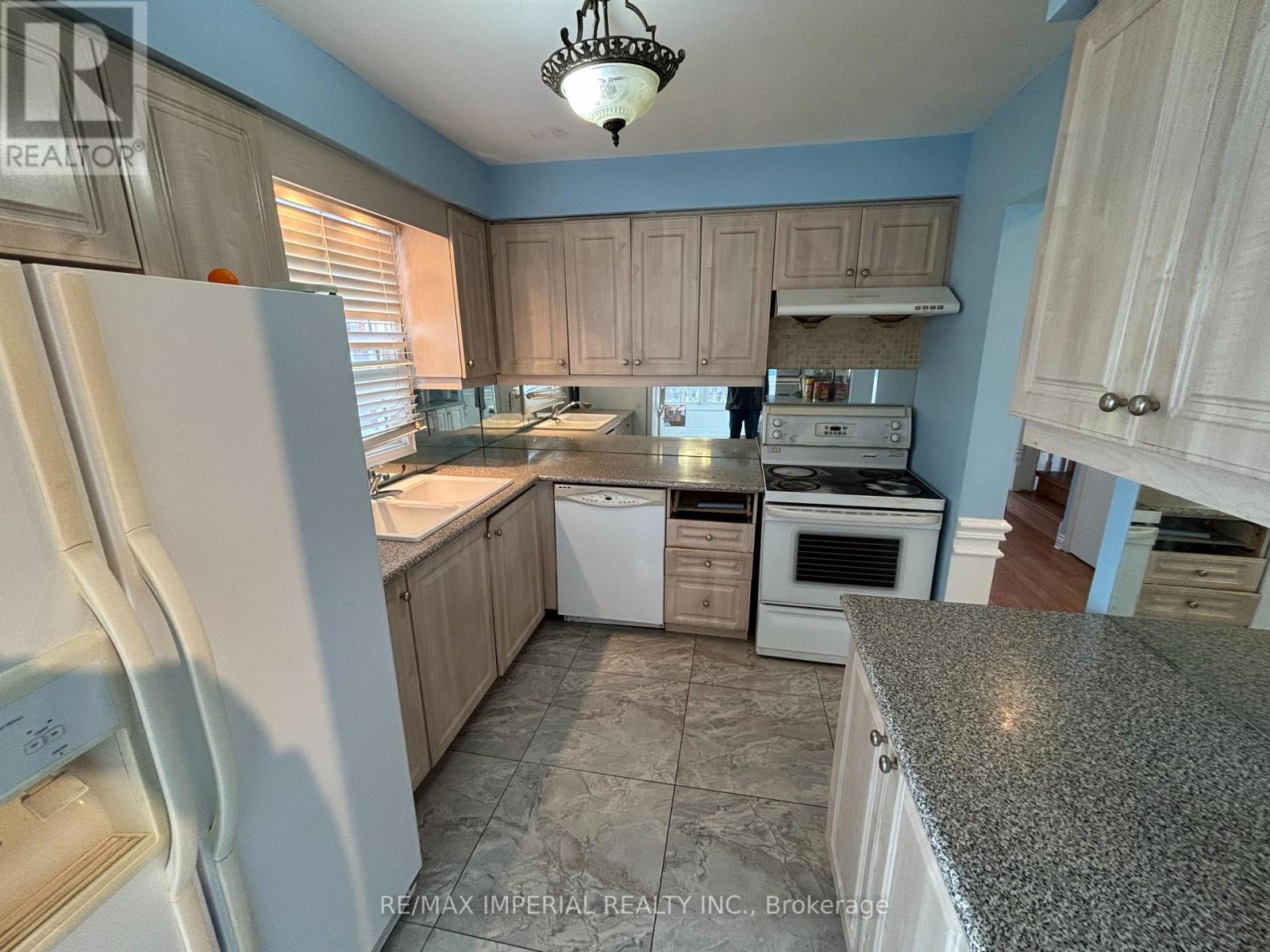 90 - 90 Stornwood Court, Brampton, Ontario  L6W 4J2 - Photo 10 - W12765372