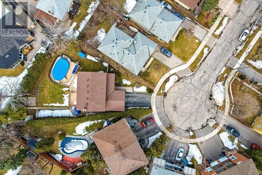 18 Terryellen Crescent, Toronto, Ontario  M9C 1H7 - Photo 4 - W12765380