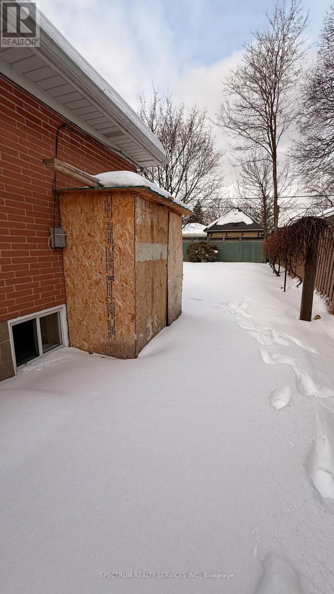 213 Thistle Down Boulevard, Toronto, Ontario  M9V 1K4 - Photo 18 - W12765414