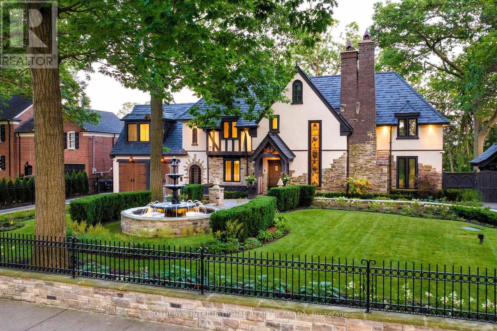 57 Baby Point Crescent, Toronto, Ontario  M6S 2B7 - Photo 2 - W12765418