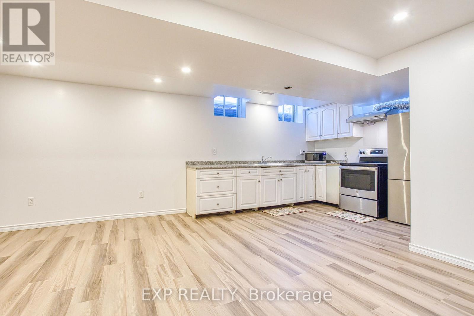 72 Nanaimo Crescent, Hamilton, Ontario  L8E 0E2 - Photo 3 - X12765354