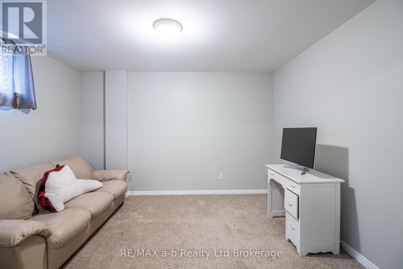 18 Oriole Crescent, Woodstock (Woodstock - North), Ontario  N4T 1T1 - Photo 16 - X12765442