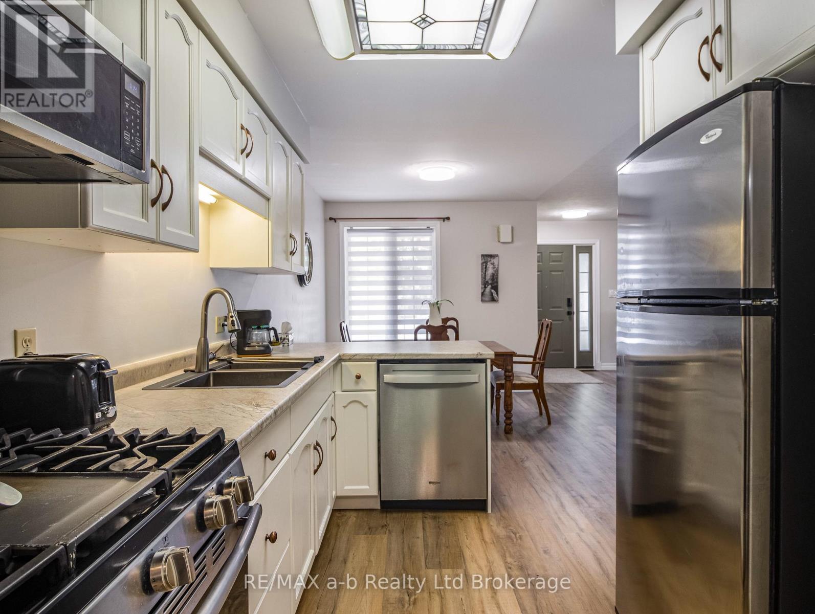 18 Oriole Crescent, Woodstock (Woodstock - North), Ontario  N4T 1T1 - Photo 3 - X12765442