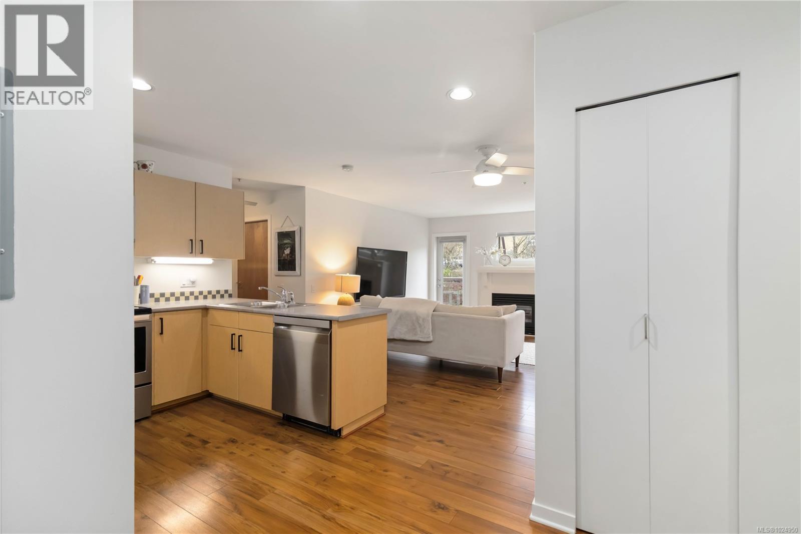 313 90 Regatta Landing, Victoria, British Columbia  V9A 7R2 - Photo 10 - 1024950