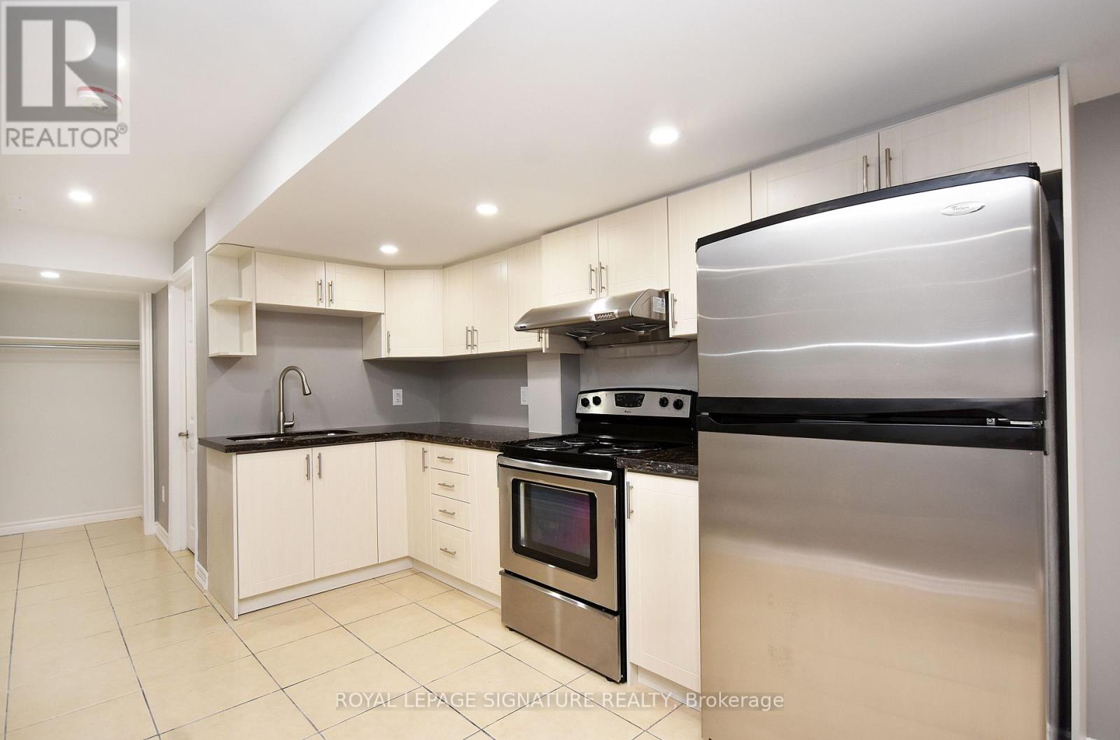 54 Palleschi Drive, Brampton, Ontario  L6P 2R9 - Photo 10 - W12765474