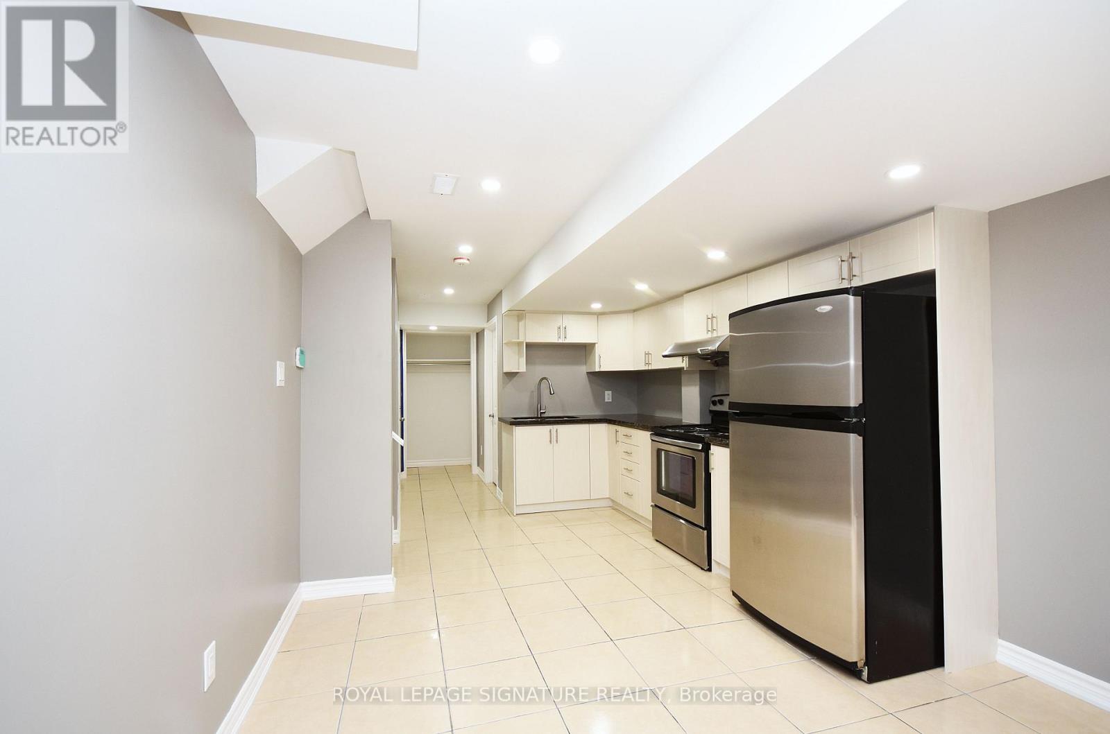 54 Palleschi Drive, Brampton, Ontario  L6P 2R9 - Photo 8 - W12765474