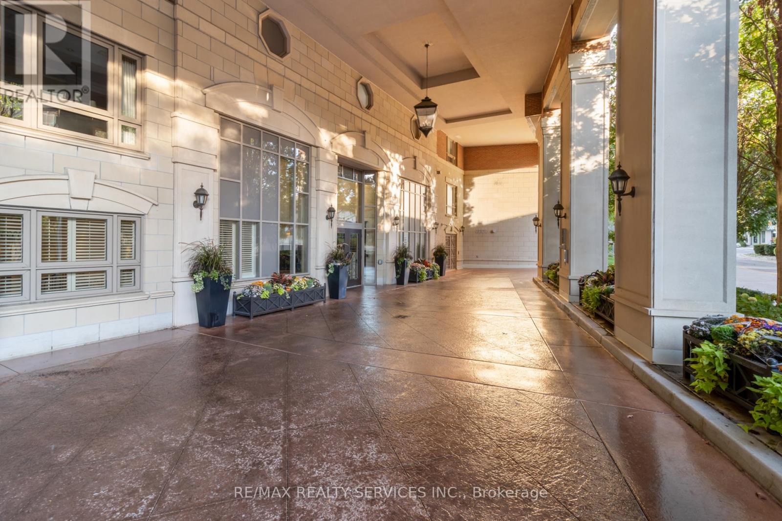 1003 - 111 Forsythe Street, Oakville, Ontario  L6K 3J9 - Photo 2 - W12765512