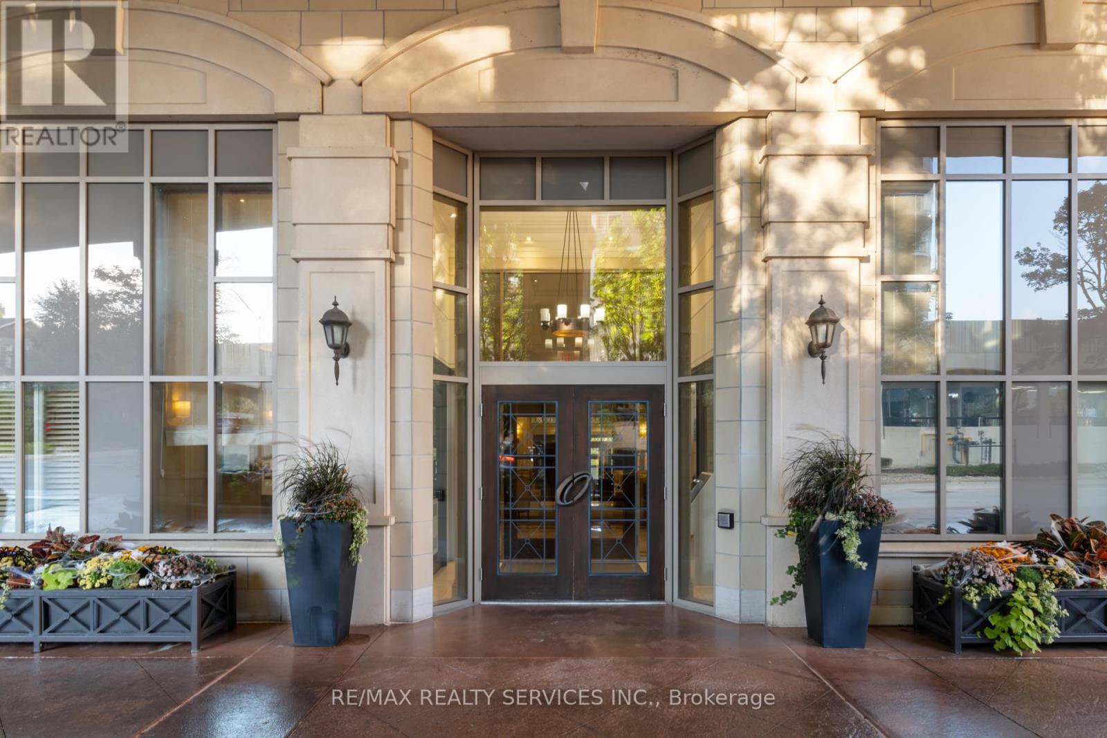 1003 - 111 Forsythe Street, Oakville, Ontario  L6K 3J9 - Photo 4 - W12765512