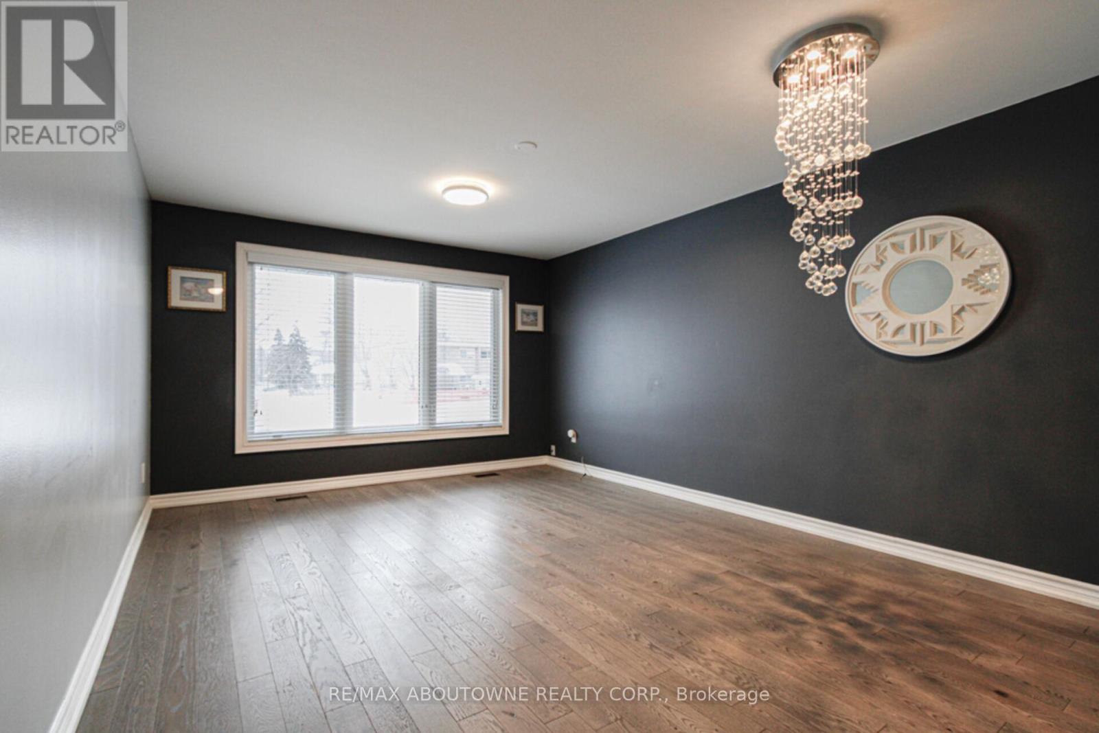 Main - 1601 Sandgate Crescent, Mississauga, Ontario  L5J 2E3 - Photo 5 - W12765552