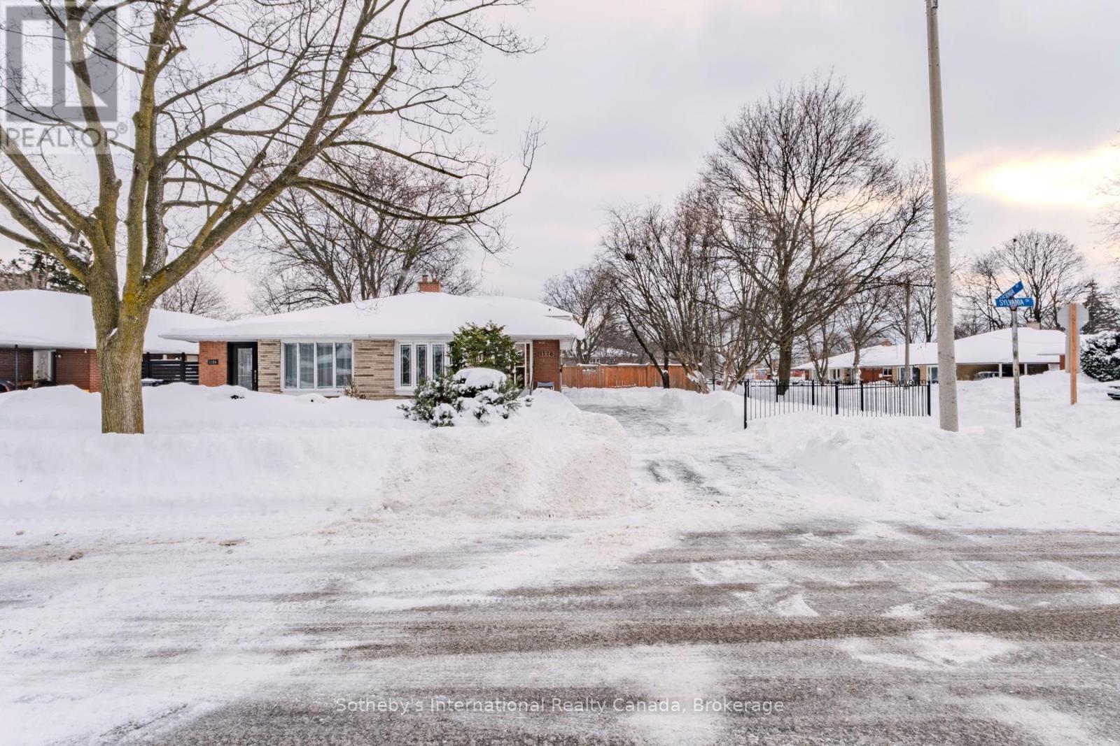 1128 Sylvania Drive, Mississauga (Applewood), Ontario  L4Y 2M1 - Photo 2 - W12765666