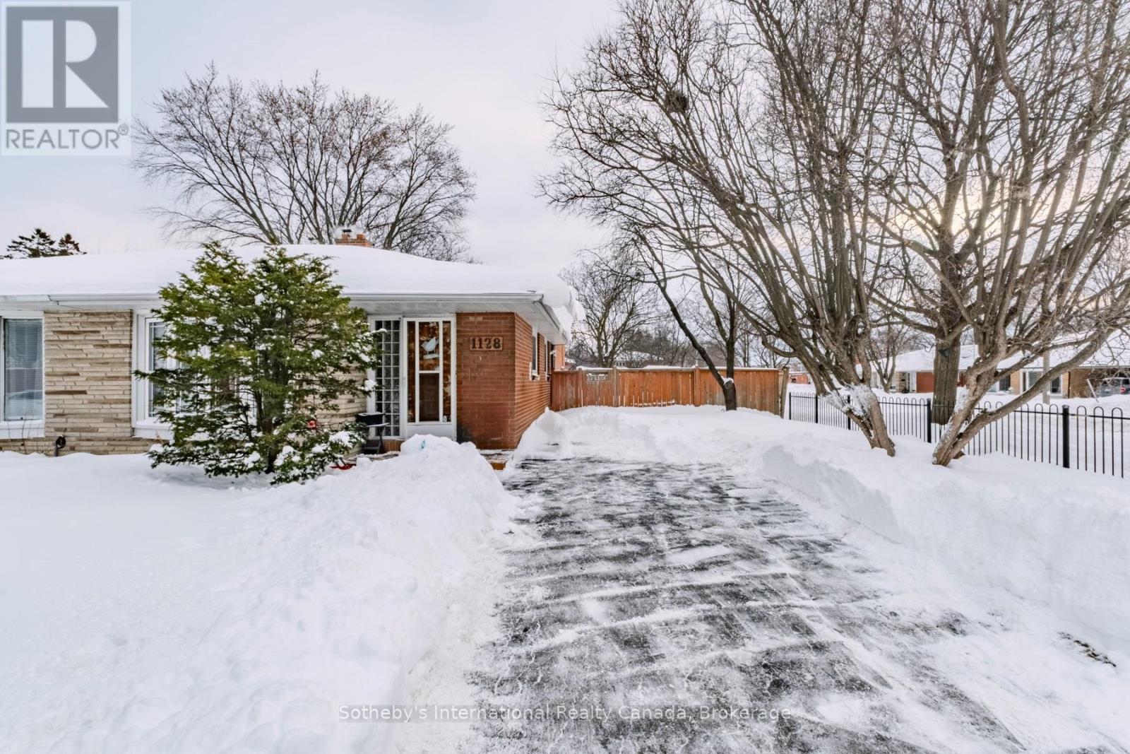 1128 Sylvania Drive, Mississauga (Applewood), Ontario  L4Y 2M1 - Photo 3 - W12765666