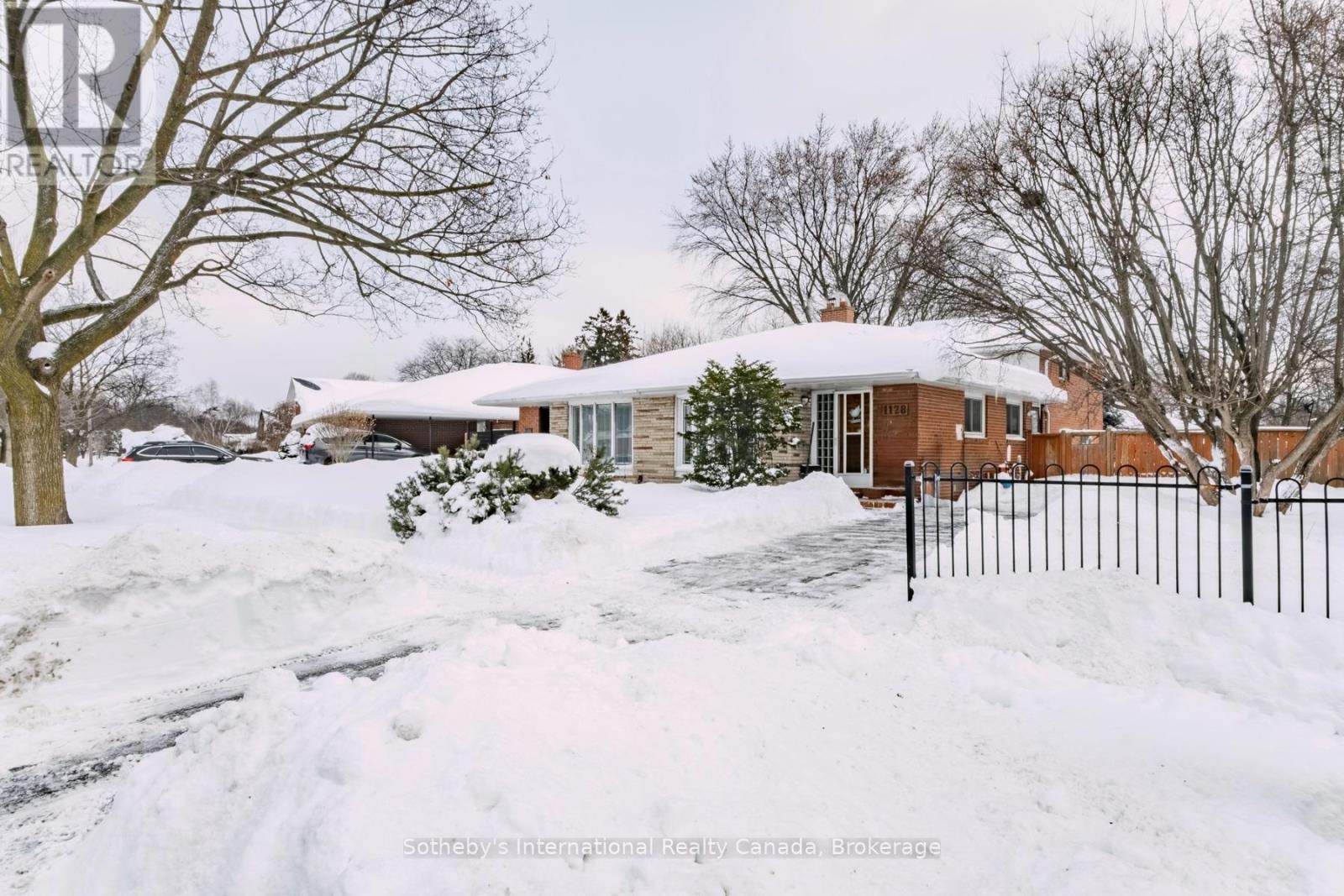 1128 Sylvania Drive, Mississauga (Applewood), Ontario  L4Y 2M1 - Photo 4 - W12765666