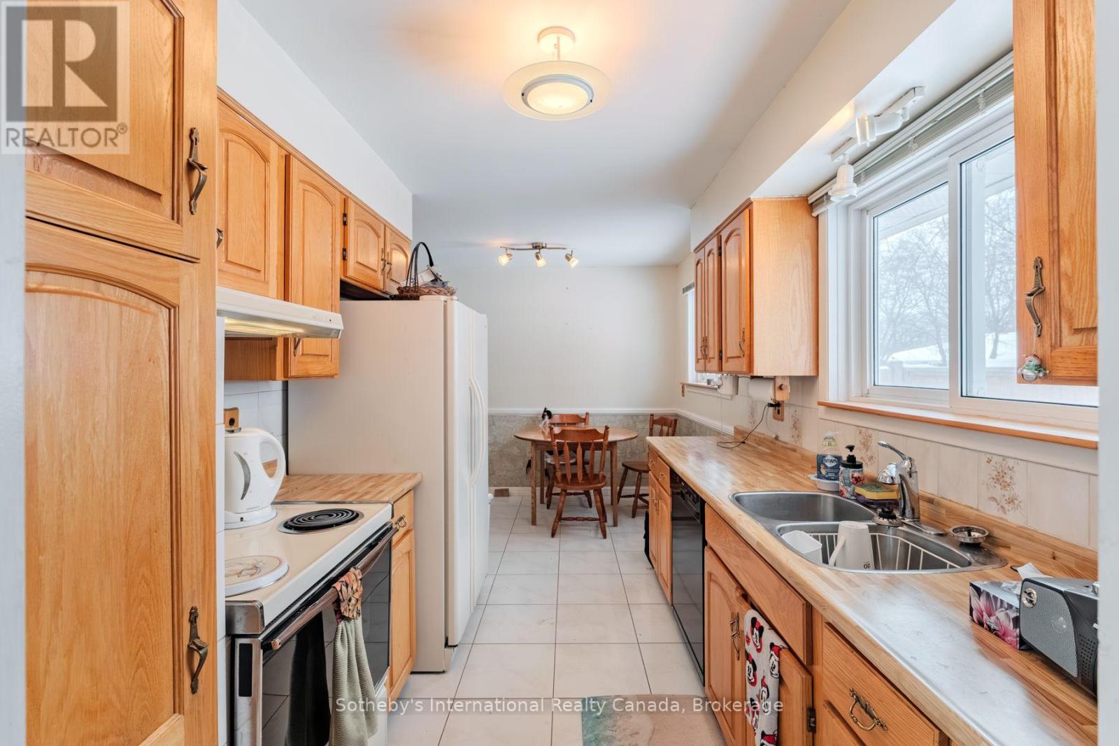 1128 Sylvania Drive, Mississauga (Applewood), Ontario  L4Y 2M1 - Photo 6 - W12765666