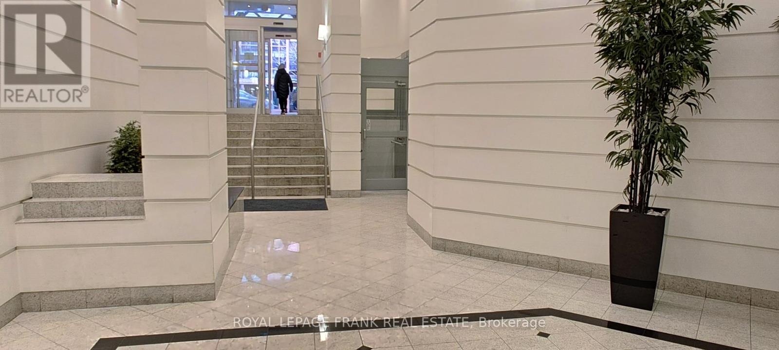 1702 - 717 Bay Street, Toronto (Bay Street Corridor), Ontario  M5G 2J9 - Photo 13 - C12765404