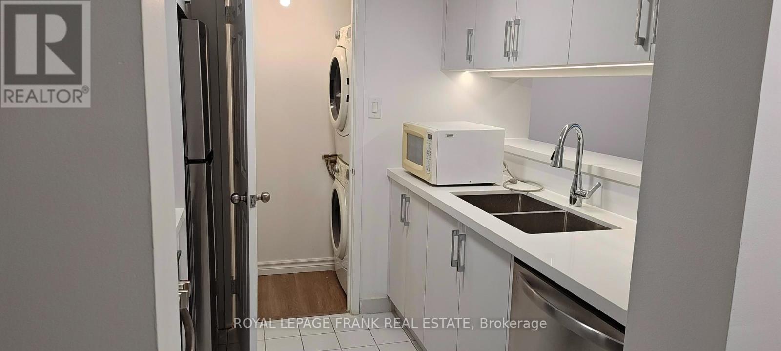 1702 - 717 Bay Street, Toronto (Bay Street Corridor), Ontario  M5G 2J9 - Photo 8 - C12765404