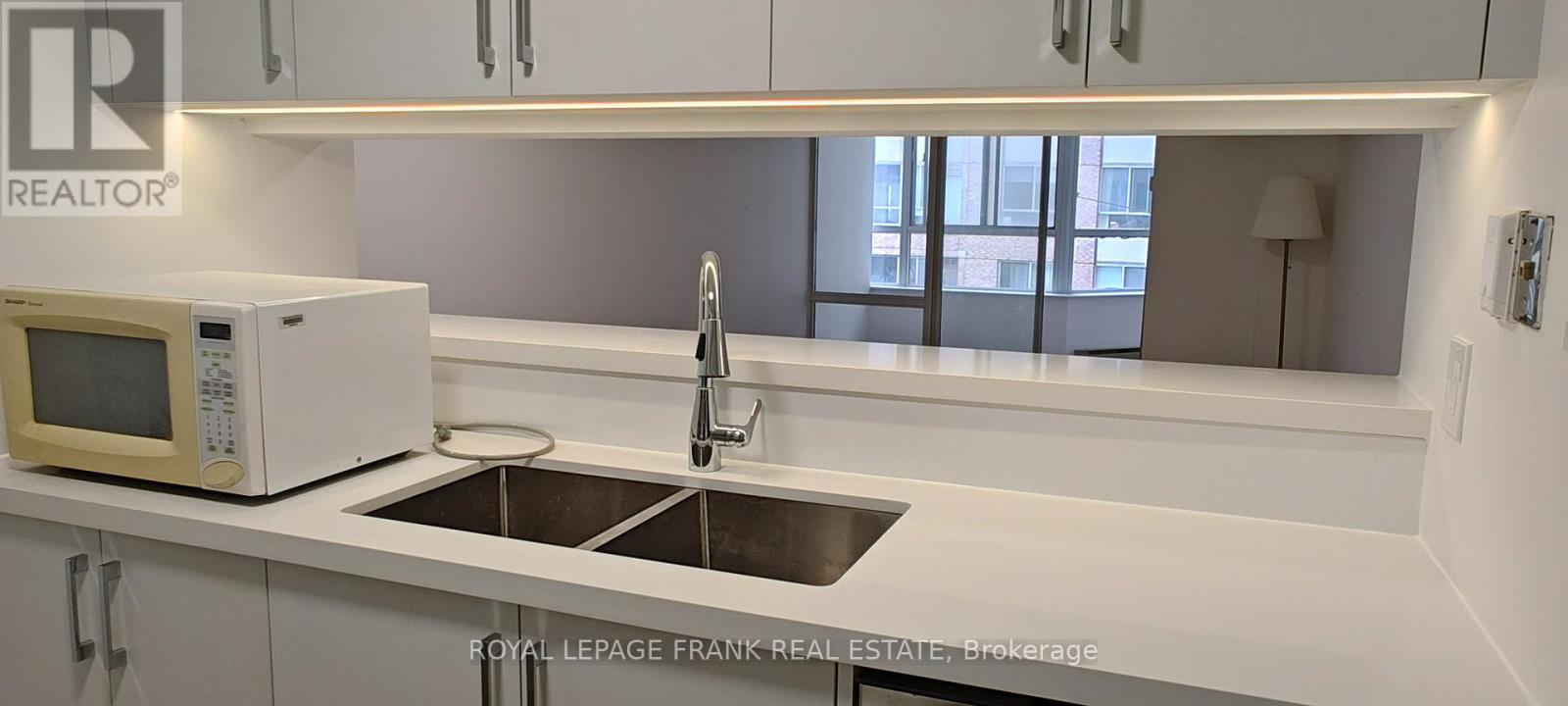1702 - 717 Bay Street, Toronto (Bay Street Corridor), Ontario  M5G 2J9 - Photo 7 - C12765404
