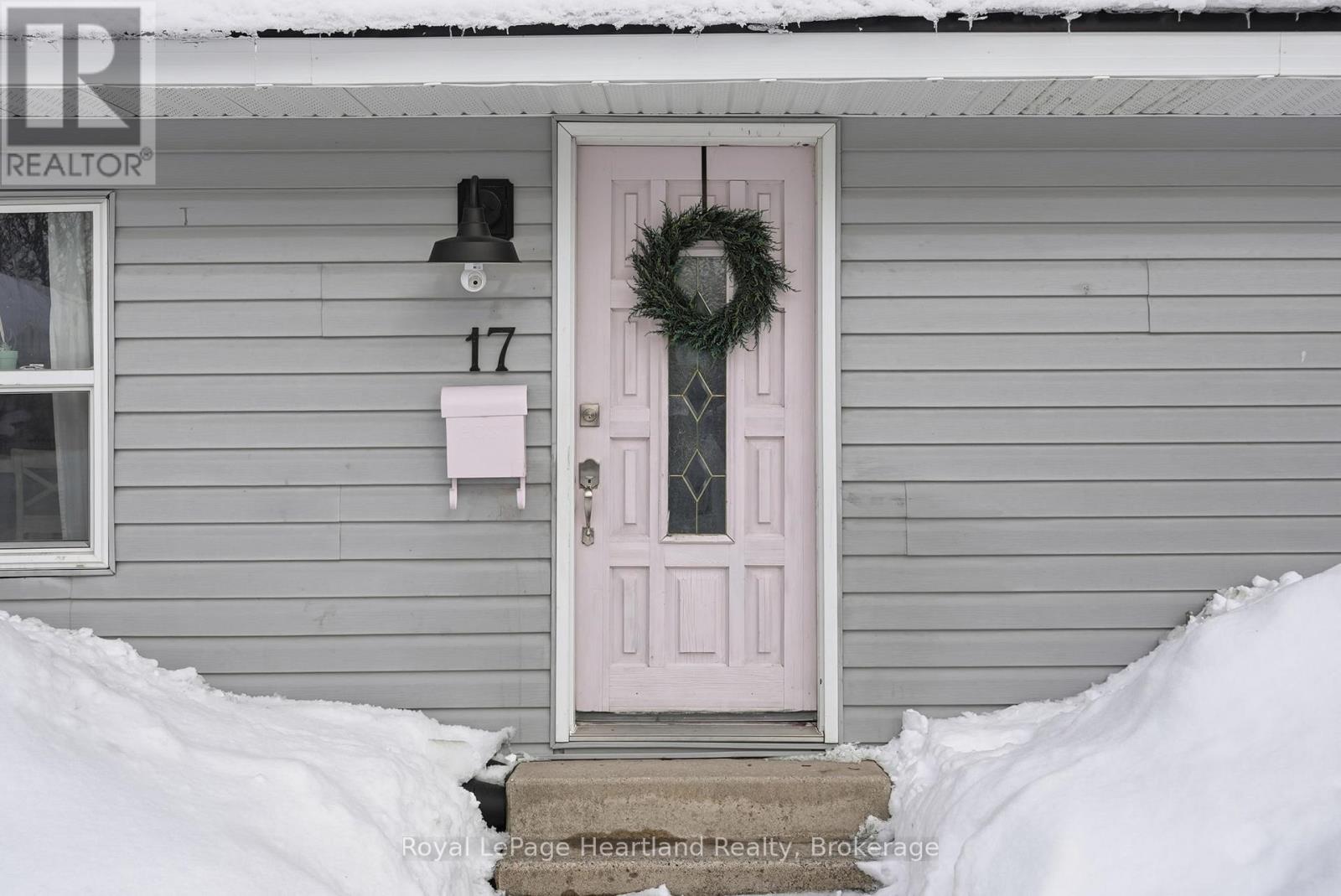 17 Clarke Street S, Minto, Ontario  N0G 1M0 - Photo 2 - X12765752