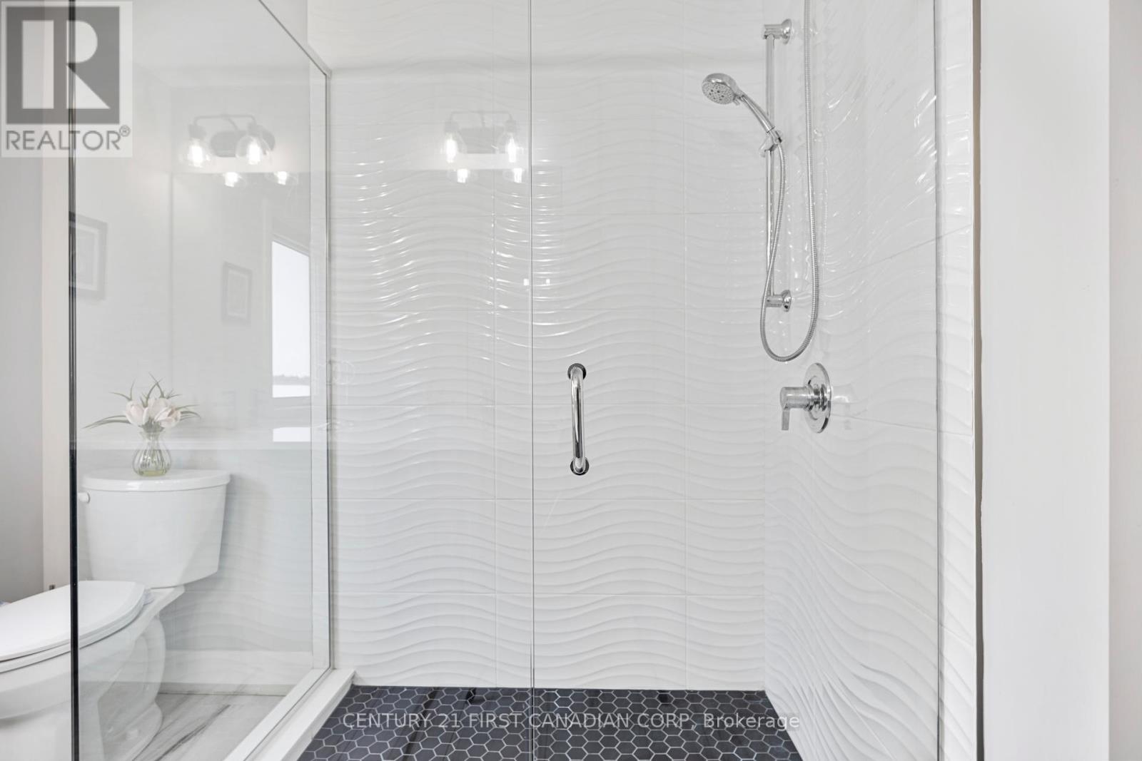 108 Watts Drive, Lucan Biddulph (Lucan), Ontario  N0M 2J0 - Photo 22 - X12765628