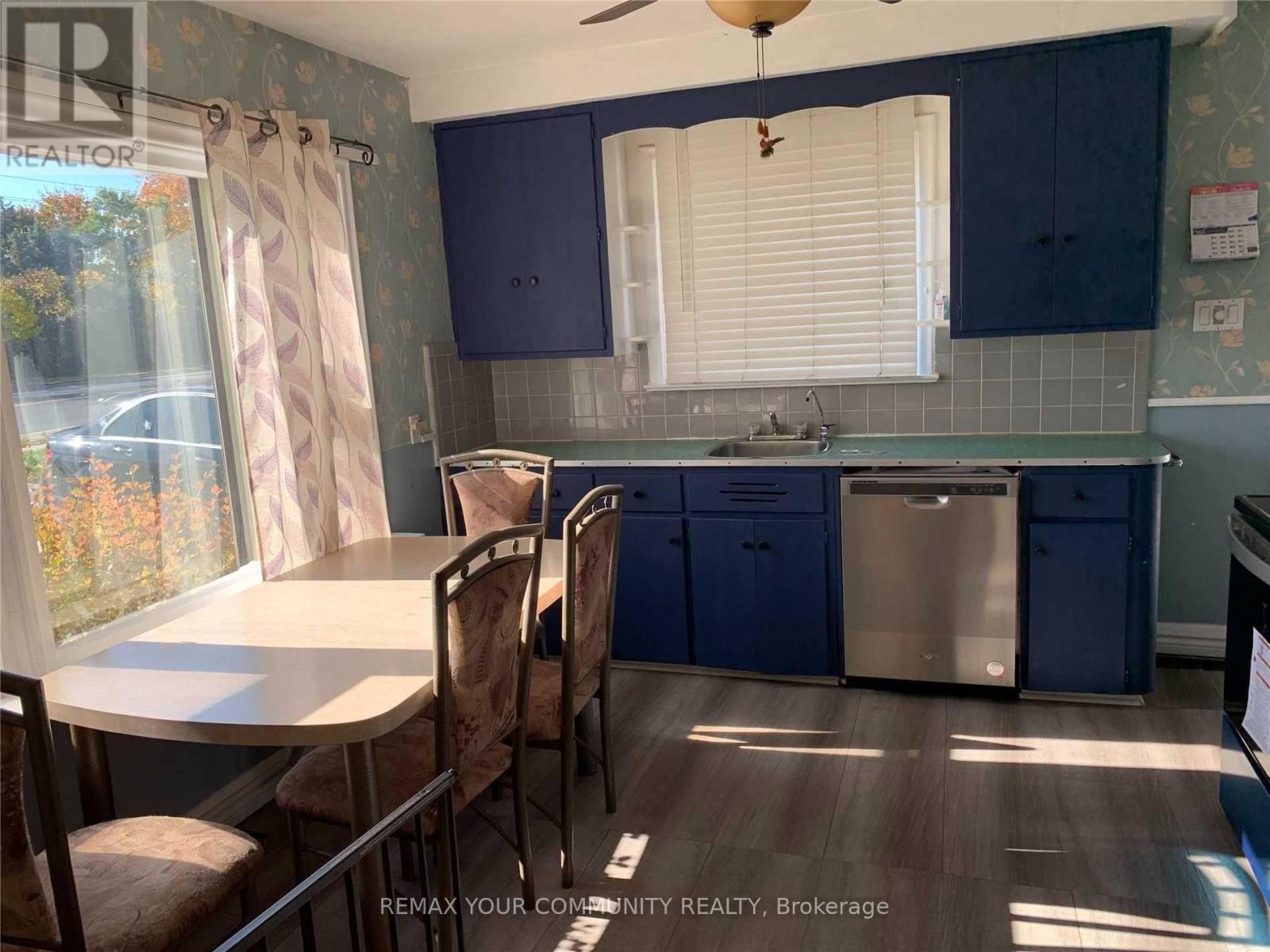 973 Davis Drive, Newmarket, Ontario  L3Y 2R7 - Photo 3 - N12745142