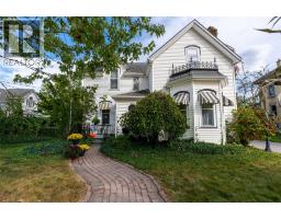 438 Emmeline STREET, Petrolia, Ontario