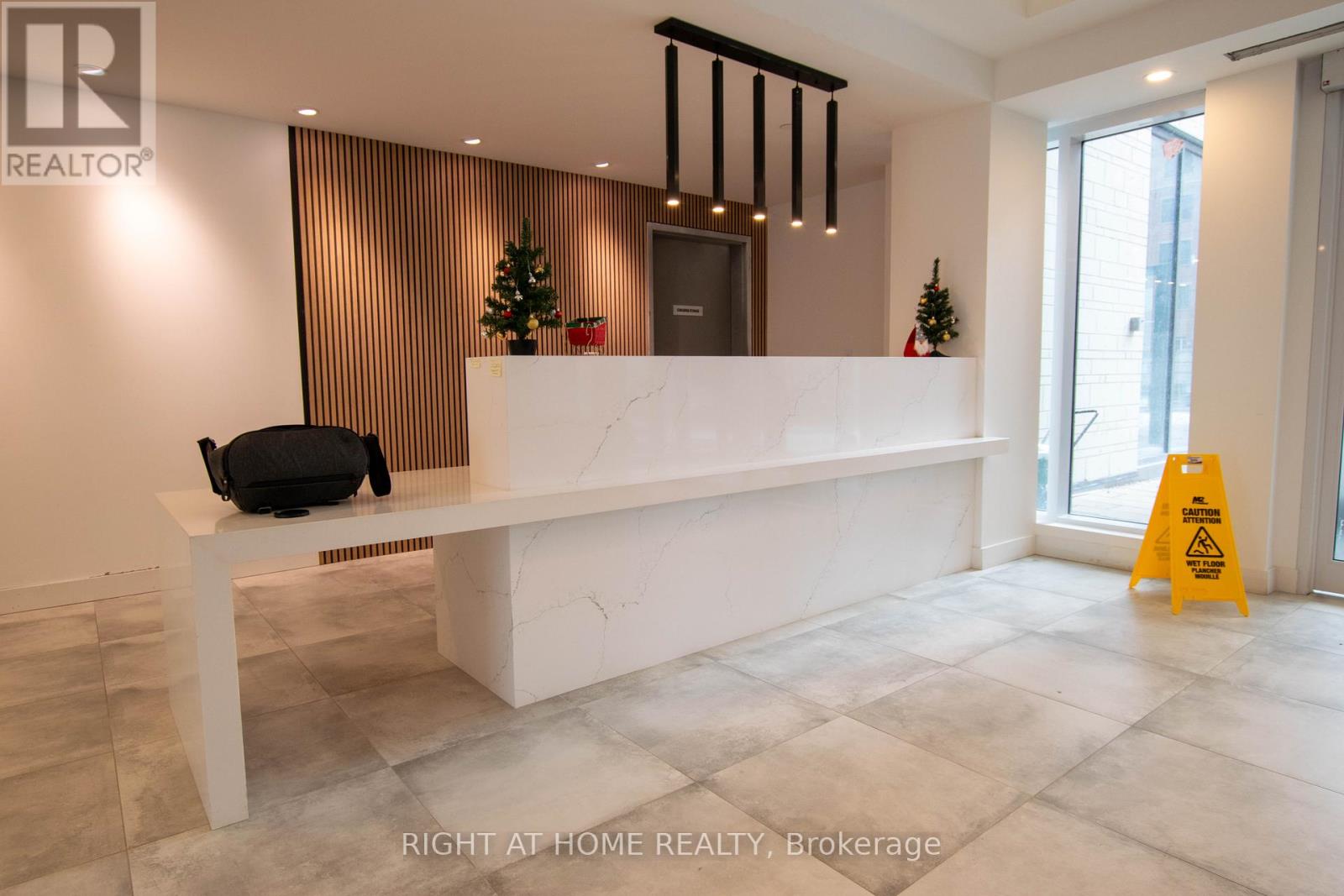 101 - 693 Davis Drive, Newmarket, Ontario  L3Y 2R2 - Photo 3 - N12765794