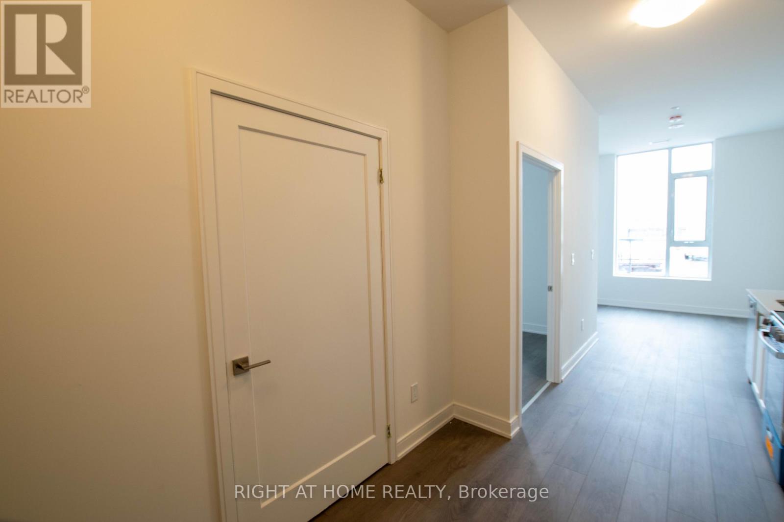 101 - 693 Davis Drive, Newmarket, Ontario  L3Y 2R2 - Photo 5 - N12765794