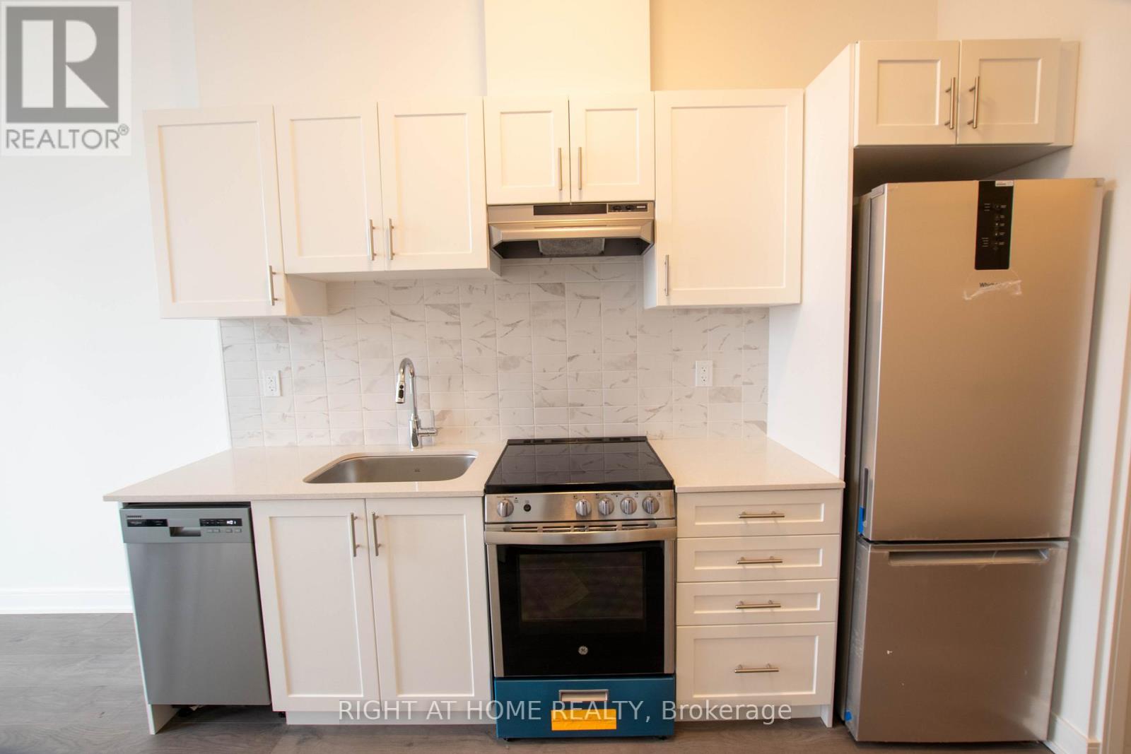 101 - 693 Davis Drive, Newmarket, Ontario  L3Y 2R2 - Photo 7 - N12765794