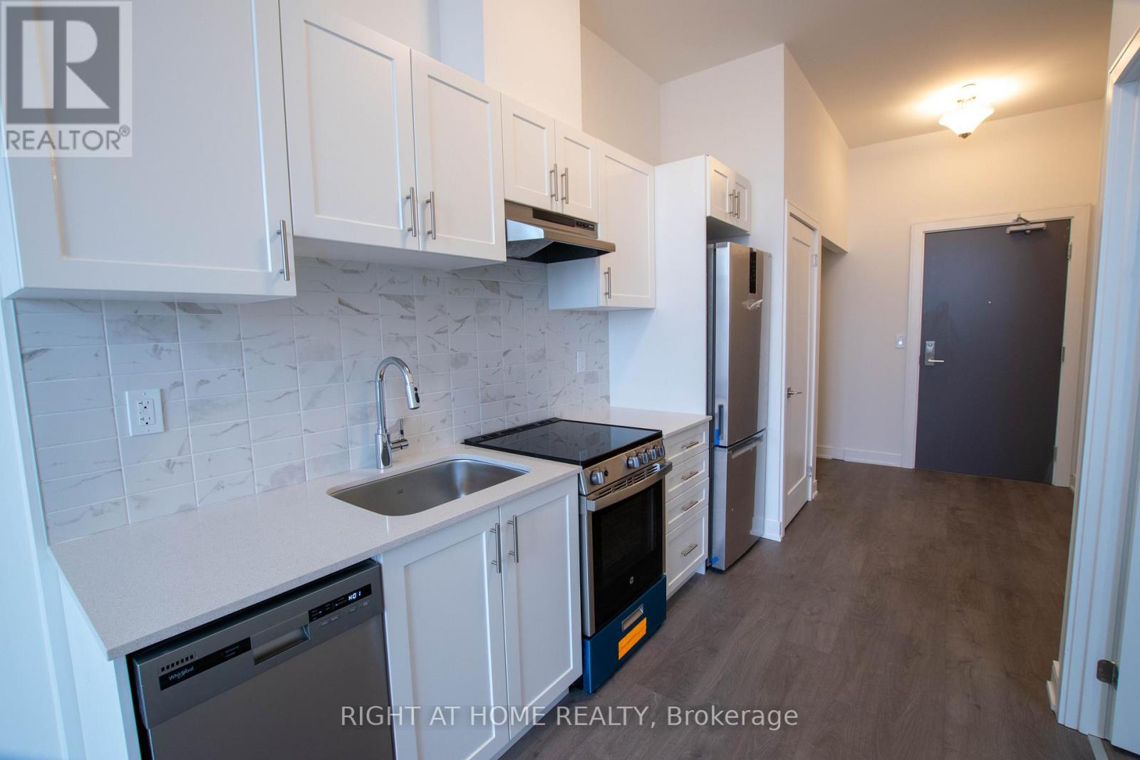 101 - 693 Davis Drive, Newmarket, Ontario  L3Y 2R2 - Photo 8 - N12765794