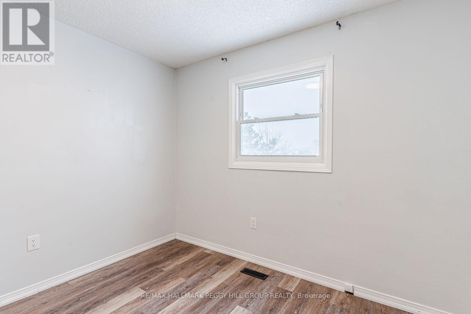 Upper - 5 Herrell Avenue, Barrie (Painswick North), Ontario  L4N 6T5 - Photo 8 - S12765786