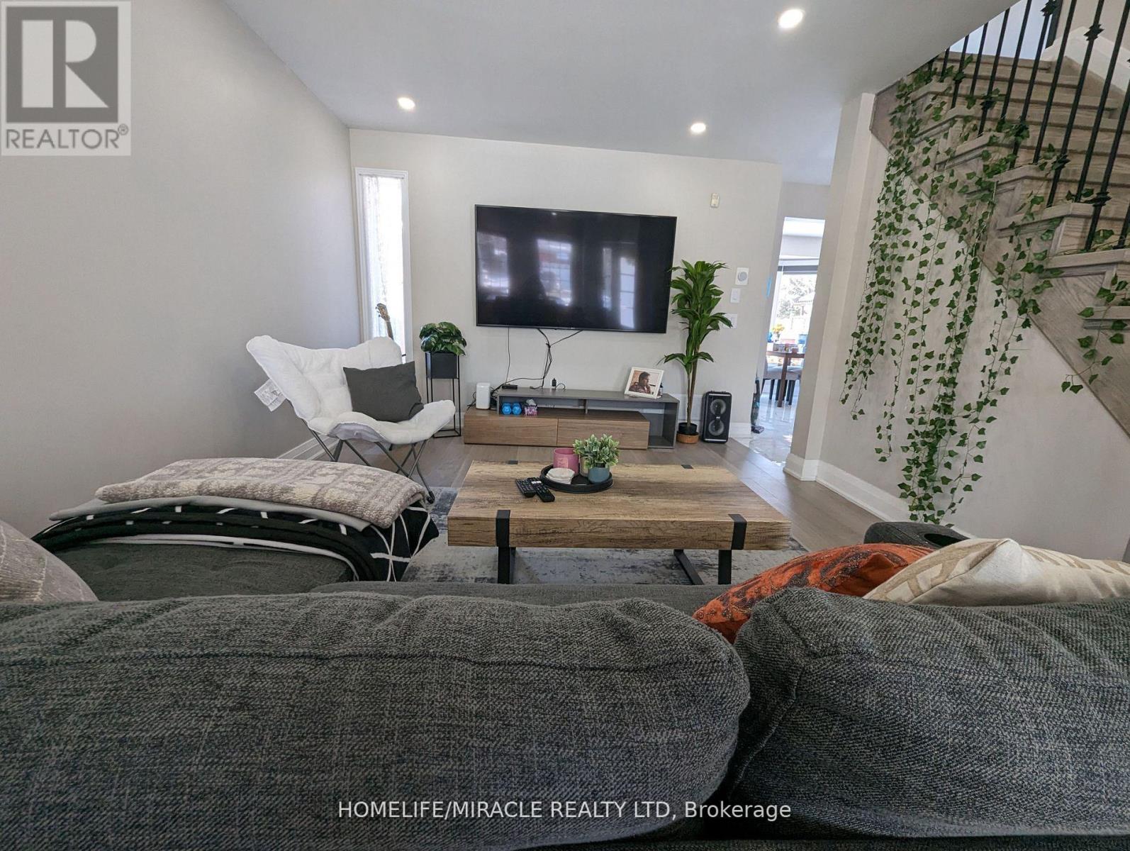 35 Serenity Lane, Brampton, Ontario  L6R 2T1 - Photo 6 - W12765632