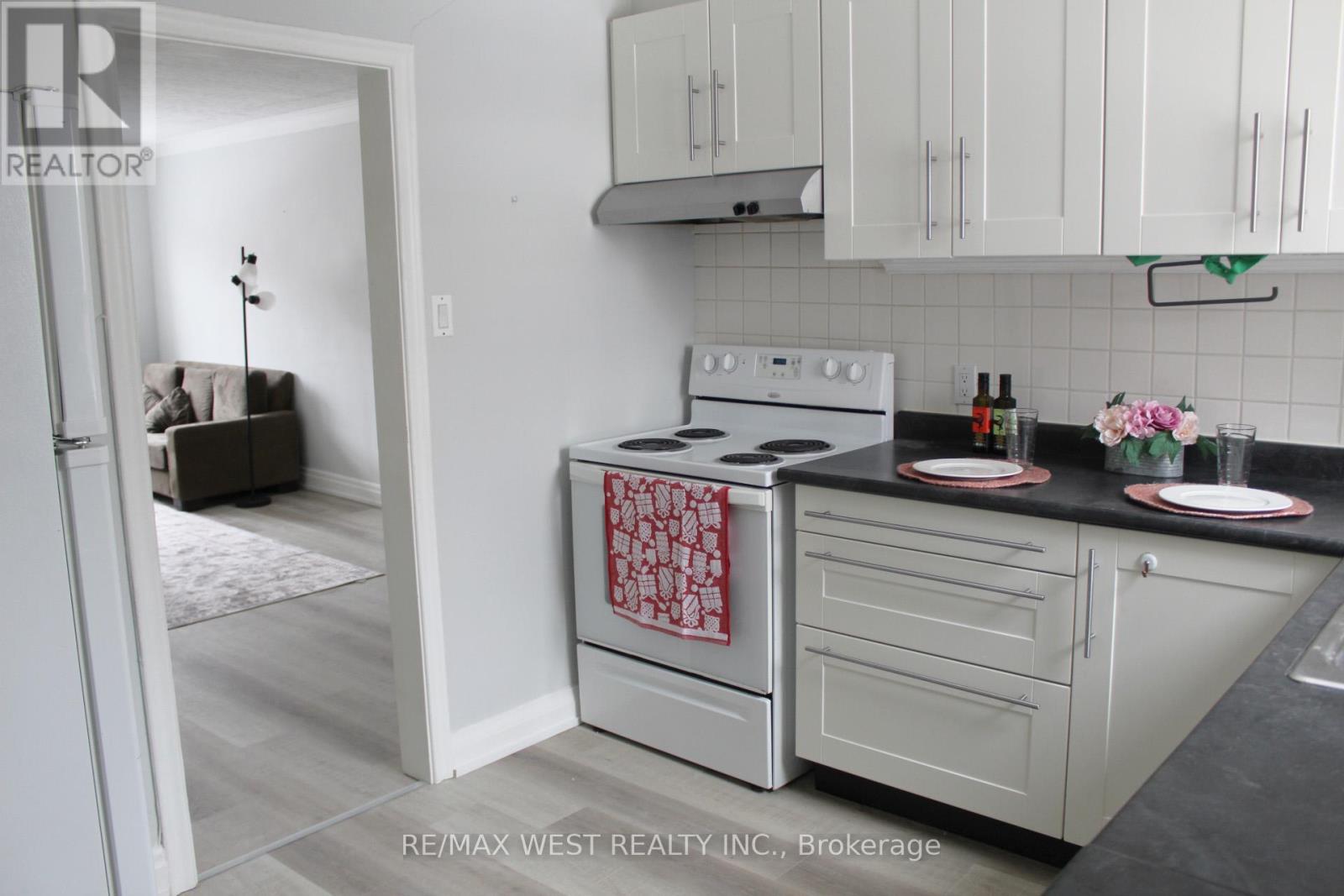 6 - 17 South Kingsway Road, Toronto, Ontario  M6S 3T2 - Photo 3 - W12765716