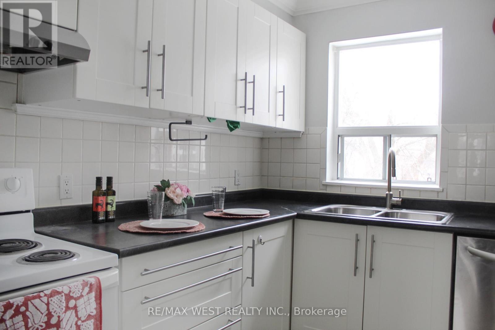 6 - 17 South Kingsway Road, Toronto, Ontario  M6S 3T2 - Photo 4 - W12765716