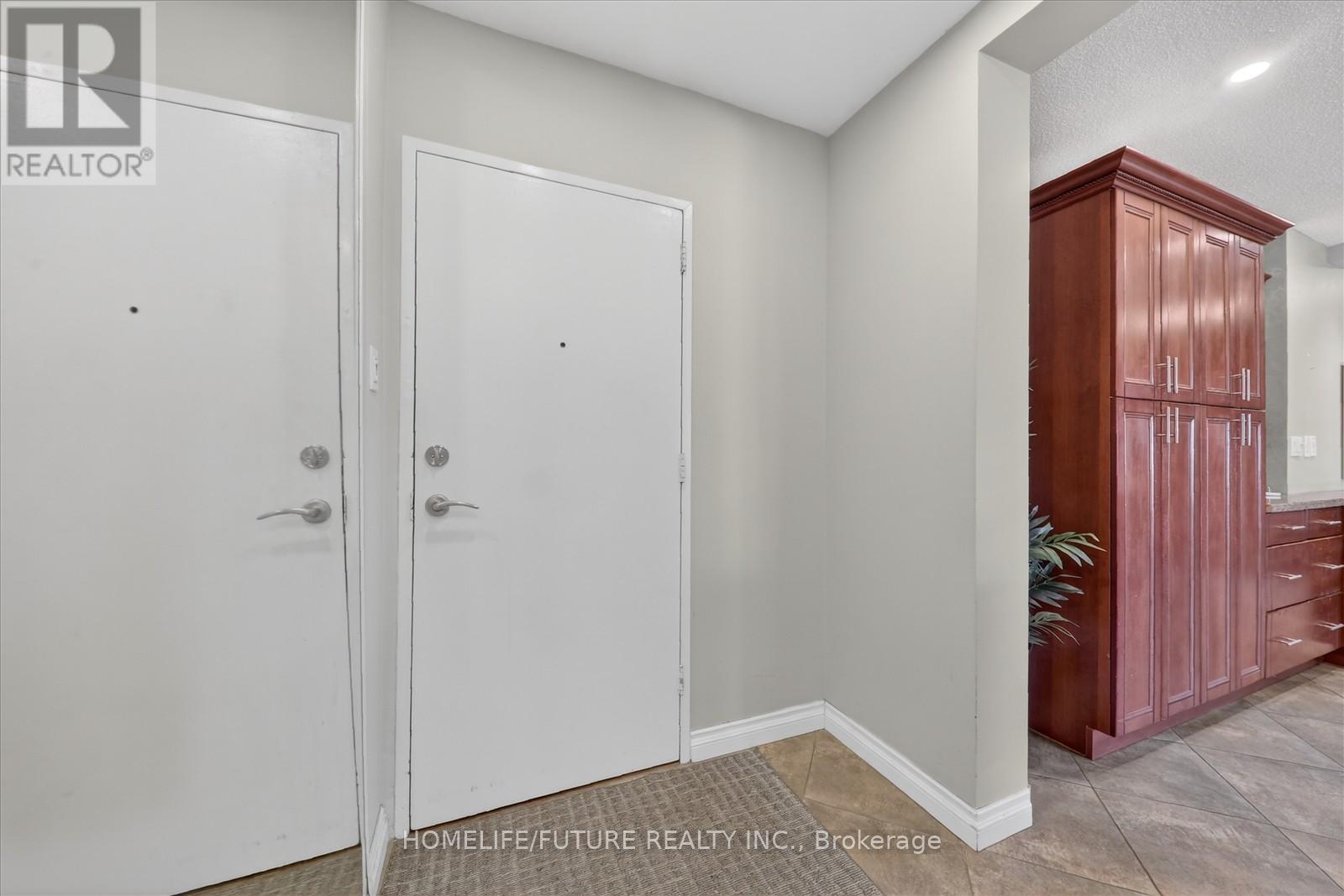 704 - 15 Elizabeth Street N, Mississauga (Port Credit), Ontario  L5G 2Z3 - Photo 9 - W12765792