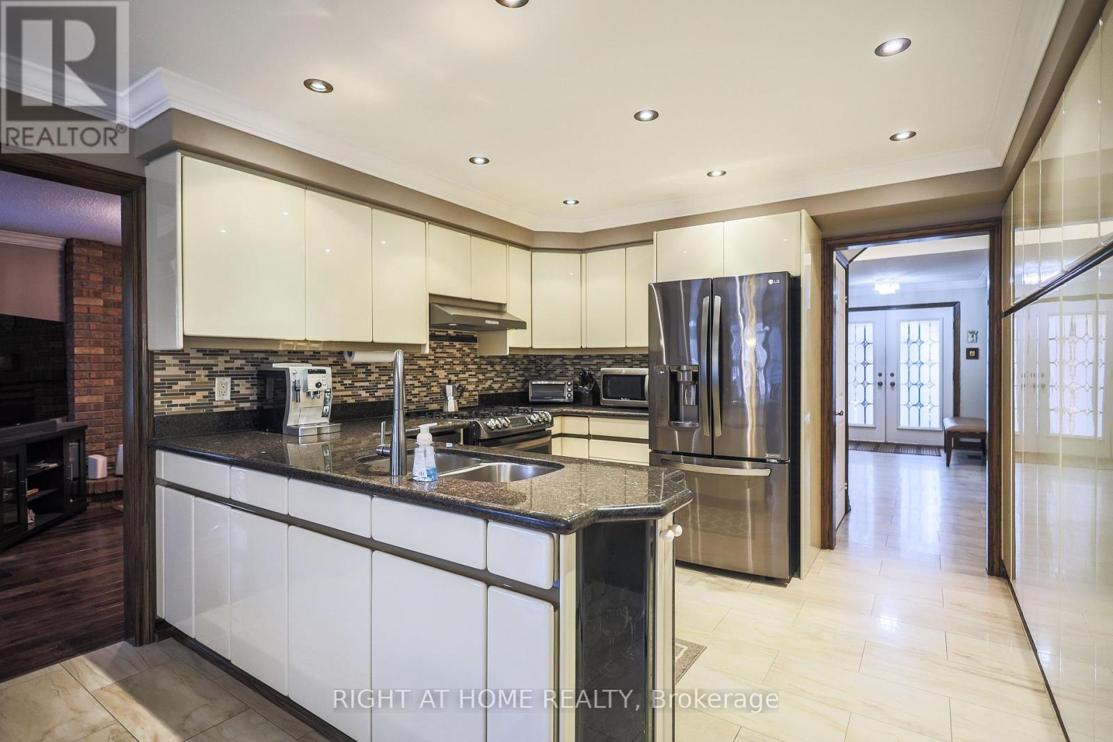 1827 Folkway Drive, Mississauga (Erin Mills), Ontario  L5L 2X1 - Photo 10 - W12765802