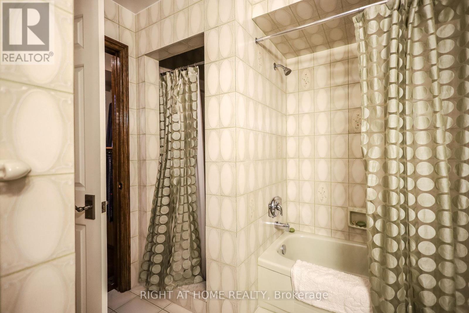 1827 Folkway Drive, Mississauga (Erin Mills), Ontario  L5L 2X1 - Photo 25 - W12765802