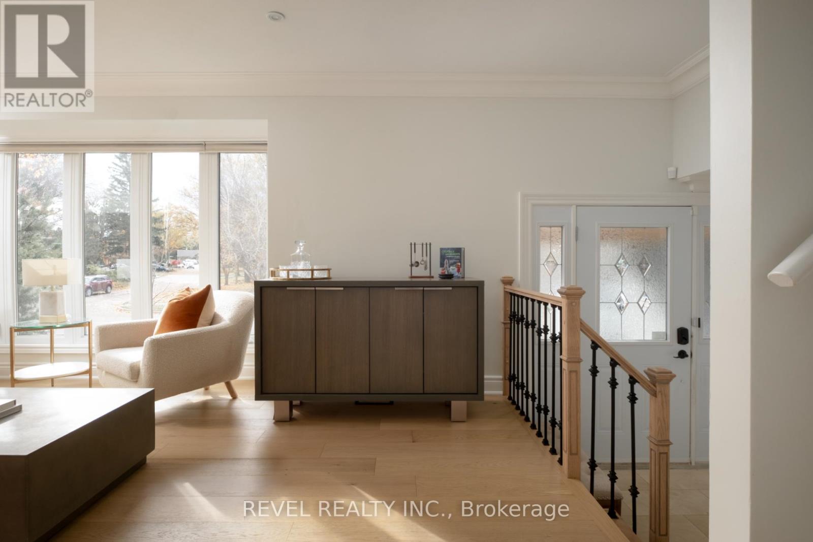 134 Fairwood Place W, Burlington, Ontario  L7T 4B6 - Photo 2 - W12765254