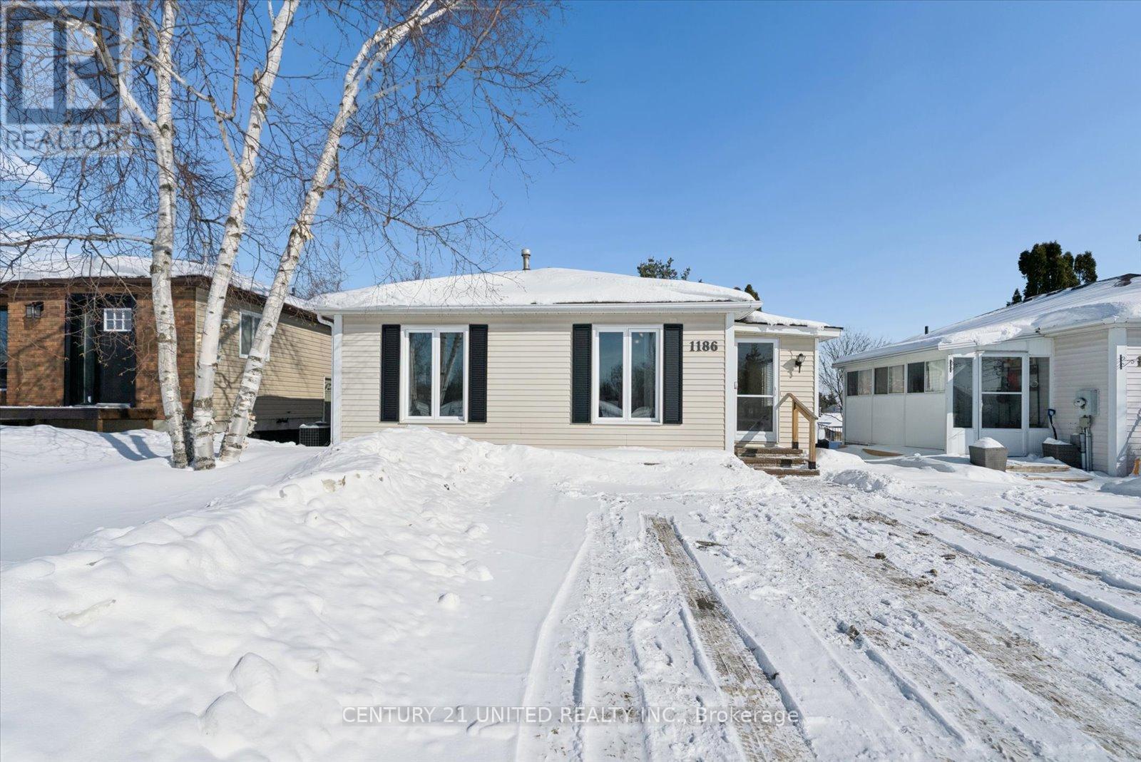 1186 Neptune Street, Peterborough (Northcrest Ward 5), Ontario  K9H 7M6 - Photo 2 - X12765850