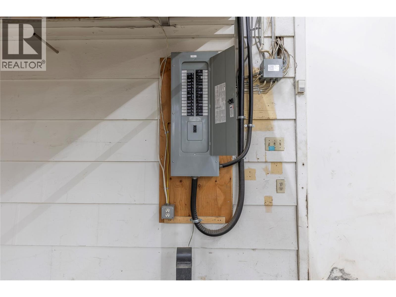 6248 Pleasant Valley Road, Vernon, British Columbia  V1B 3R3 - Photo 35 - 10373501