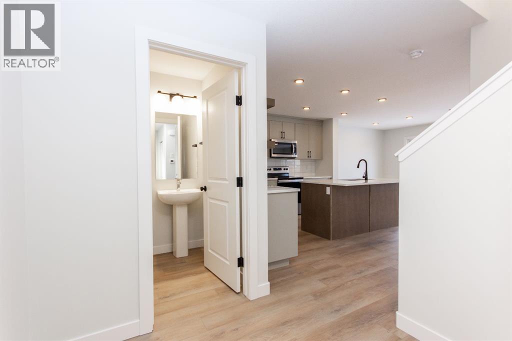 208 Augustus Way, Penhold, Alberta  T0M 1R0 - Photo 3 - A2280293