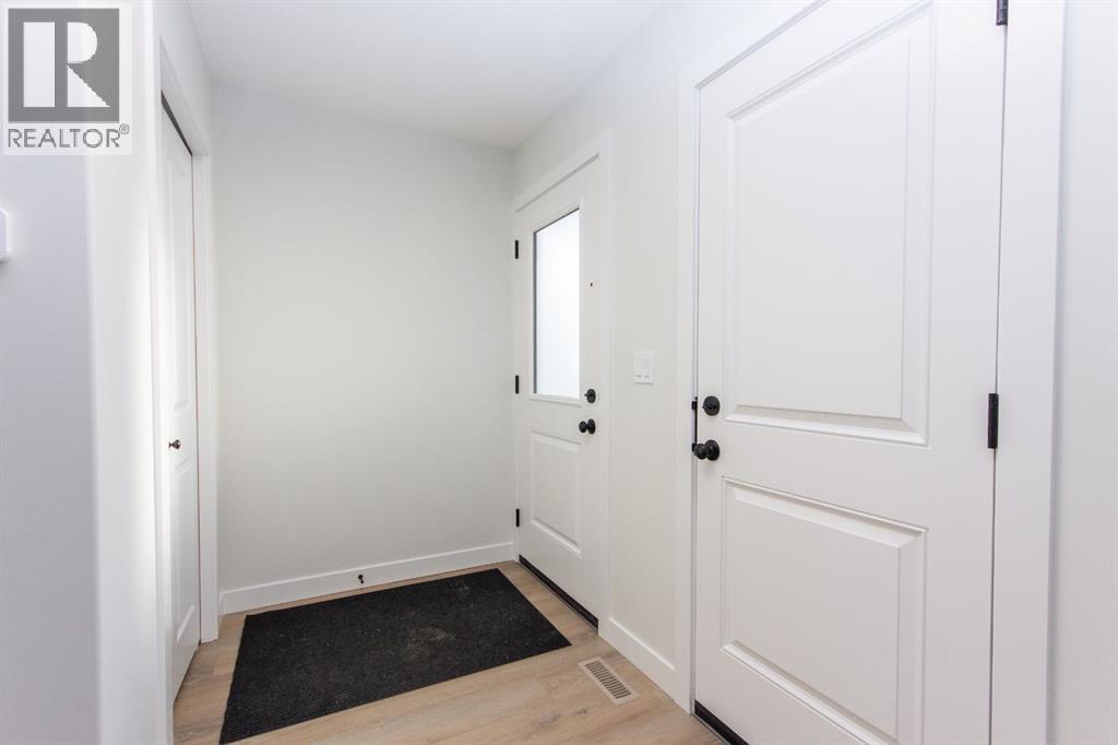 208 Augustus Way, Penhold, Alberta  T0M 1R0 - Photo 2 - A2280293