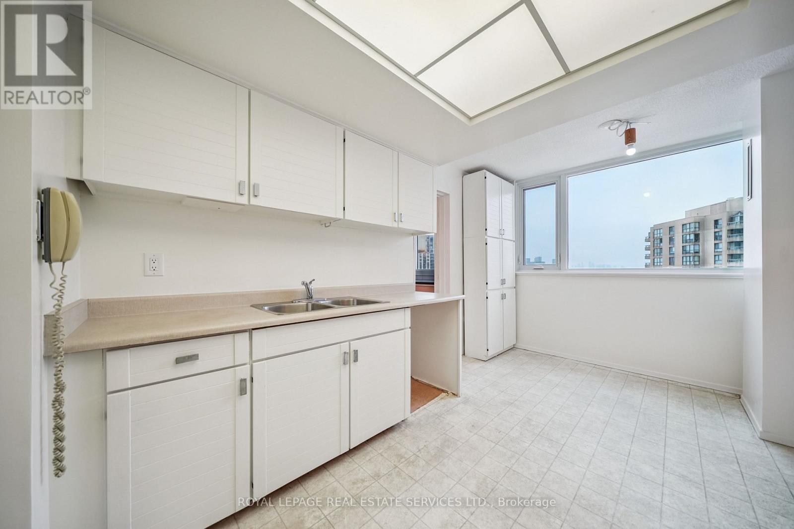 2001 - 75 Wynford Heights Crescent, Toronto, Ontario  M3C 3H9 - Photo 12 - C12765888