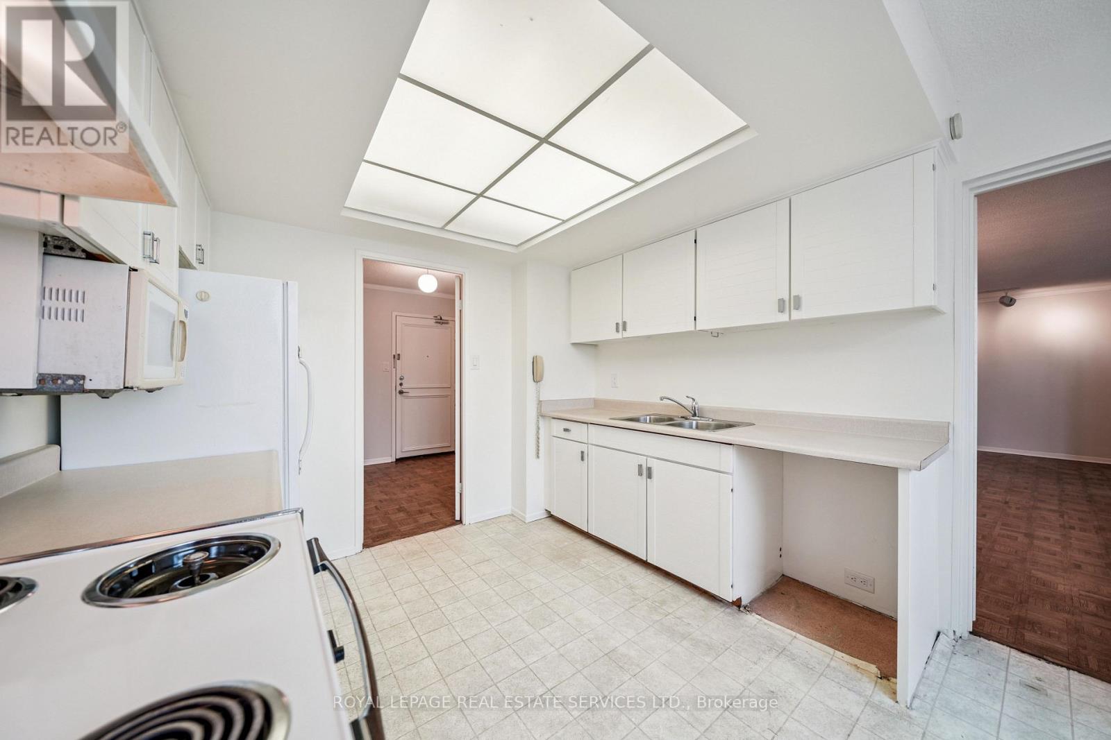 2001 - 75 Wynford Heights Crescent, Toronto, Ontario  M3C 3H9 - Photo 13 - C12765888