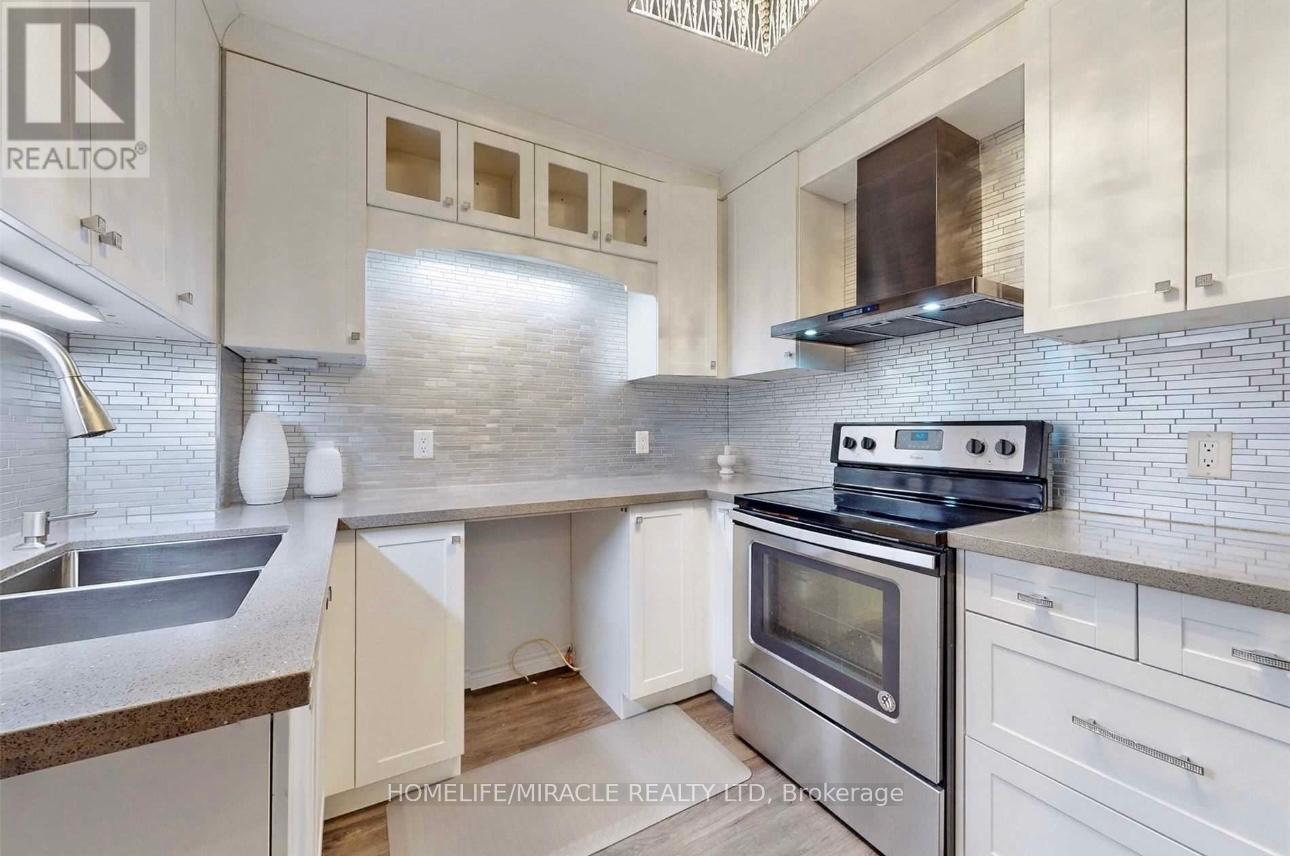 22 Renfield Crescent, Whitby, Ontario  L1P 1B4 - Photo 4 - E12765974